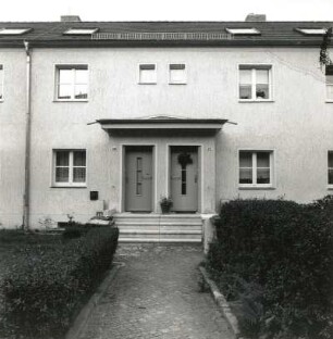 Dresden-Trachau. Wohnsiedlung der Gewobag (1928/um 1935; H. Richter). Wohnblock (Reihenhäuser), Fraunhoferstraße 24/4. Straßenfront (Nummer 14/12