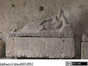 Sarkophag mit Liegefigur des Verstorbenen auf der Deckplatte