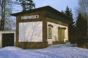 Bahnhofsgebäude der ehemaligen Südstormarn'schen Kreisbahn und Garage