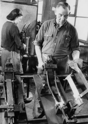 In eriner Fahrradfabrik in Westfalen. Arbeiter stellen Vorderradgabeln für Fahrräder her. Aufgenommen 1949