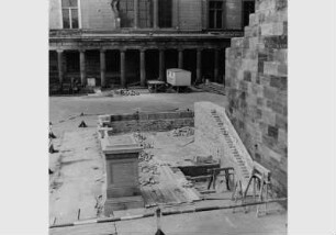 Bauarbeiten an der zerstörten Freitreppe der Nationalgalerie