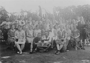 Eine Gruppe von Frauen und Männern aus dem Erzgebirge in einem Biergarten bei Nürnberg : Eine Gruppe von Frauen und Männern aus dem Erzgebirge in einem Biergarten bei Nürnberg