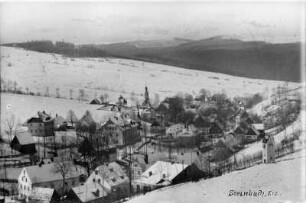 Blick vom Hiemann-Feld zur Kirche : li. vor Kirche die neue Schule, dahinter: Brauhaus und Pfarramt