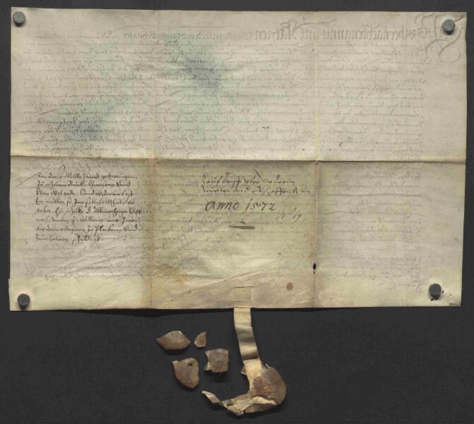 Hans Reinhardt und Hans Schnabel, Einwohner zu Elsenfeld (Elsaffen), bekunden am 8. Mai 1572, dass sie bereits im Jahr 1571 mit Simon Horn dem Älteren und dessen Sohn Philipp Horn für 900 Gulden die Kreuz- oder Ringelmühle an Hans Leonhard von Aulenbach, Amtmann zu Hausen, verkauft haben. Sie quittieren vor Zeugen die Bezahlung der Kaufsumme und übertragen das Gut mit Nennung der darauf lastenden Zinsen/Gülten. Ankündigung des Siegels von Melchior Hunger, Oberschultheiß zu Kleinwallstadt.