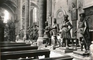Innsbruck, Franziskanerkirche : Innsbruck. Franziskanerkirche. Innenansicht mit Grabmal des Kaisers Maximilian und Erzstandbildern von Fürsten aus dem Hause Habsburg (nach 1500)
