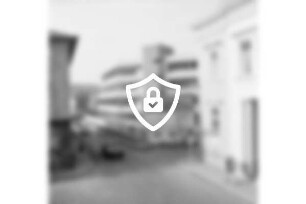 Kreissparkasse Stormarn: Hagenstraße: Neubau: Rohbau: davor Bauzaun mit Bauschild: links Altbau der Hauptstelle am Marktplatz: rechts Rathaus und Einmündung des Wegs am Bürgerpark: Pkws und Fußgänger: 24. Oktober 1976