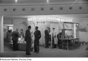 Fachbesucher am Messestand der VVB Öl- und Margarineindustrie