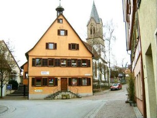 Ansicht von Ostnordosten mit Rathaus über Giebelseite vor Kirche im ehemaligen Kirchhof