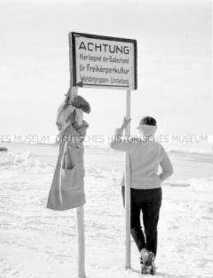 Urlauberin am Strand der zugefrorenen Ostsee in Ahrenshoop