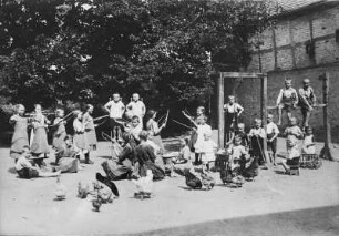 Güstrow. Waisenhaus. Waisenkinder auf dem Spielplatz