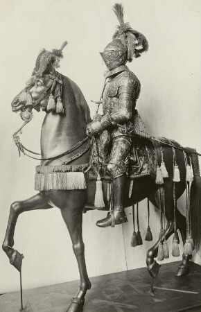 Halber Prunkharnisch von Johann Georg I. mit vollständiger Reiterausrüstung