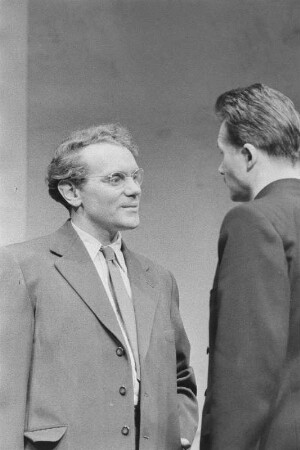 Szenenbilder aus "Am Ende der Nacht" von H. Hauser, Regie M. Richter, mit H. P. Minetti, Ch. Gottschalk, K. Conradi u.a., Kammerspiele (Deutsches Theater) Berlin, 1956