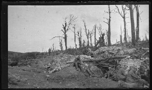 Chauffour-Wald (nordwestlich Douaumont (Dep. Meuse, Frankreich): "Nordrand" mit Soldaten vor Unterständen