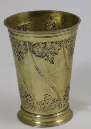 Becher mit Fuß