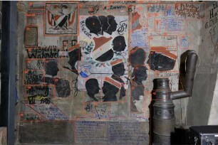 Raum 207 Ostwand Überblick mit einzelnen Objekten