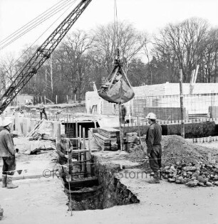 Rathaus und Bürgerhaus Glinde [später Marcellin-Verbe-Haus]: Bau: Blick auf Fundamente, Keller und Grundmauern: vorn Schacht: davor Arbeiter: oben Mitte Baggerschaufel
