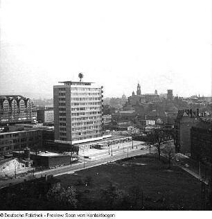 Haus der Presse (Blick von oben, Baustelle, Innenansichten Kantine?, Büro?, mit Skulpturen, mit Transparent, Richtfest)