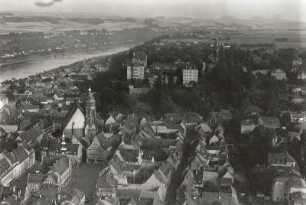 Pirna. Stadtzentrum mit Sonnenstein. Luftbild-Schrägaufnahme von Westen