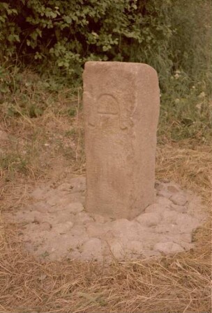 bei Steinfelder Redder: Grenzstein [Nr. 148] zwischen Poggensee [damals zu Altfresenburg] und Steinfeld: nach Aufstellung an neuem Standort: Inschrift rundes A