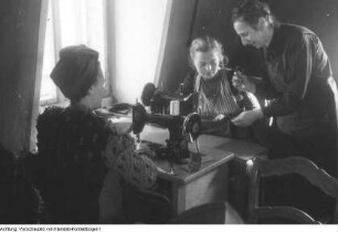 In einer Nähstube der Volkssolidarität, 1946/47