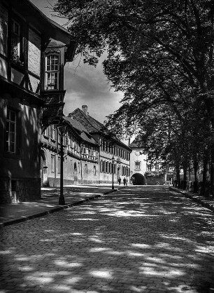 Hildesheim. Blick nach Westen zum Paulustor, daneben rechts die bischöfliche Residenz