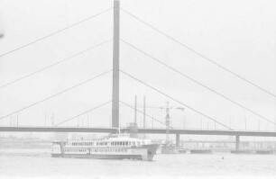 Düsseldorf-Lohausen: Pylon der [Oberkasseler Brücke]