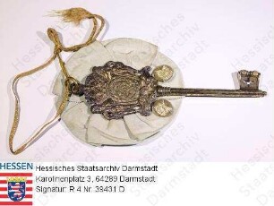 Tiedemann-Brandis, Siegfried v. (1851-1918) / Kaiserlicher Kammerherrnschlüssel von Siegfried v. Tiedemann-Brandis (15 cm lang, Messingguss, vergoldet)