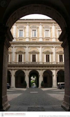 Palazzo Farnese, Cortile