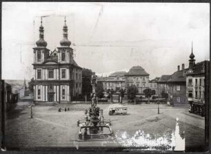 Duchcov, Tschechien. Platz der Republik am Schloss mit Pestsäule