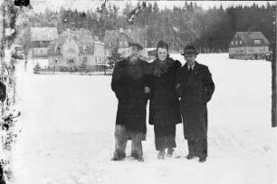 zwei Männer und eine Frau während eines Winterausfluges im Erzgebirge