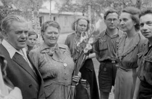 Pionierrepublik "Ernst Thälmann" in Wuhlheide : Rosa Thälmann (2.v.l) in der Pionierrepublik