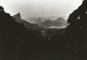 Rio de Janeiro, Brasilien. Bucht von Guanabara mit Corcovado, Zuckerhut und Rio de Janaeiro vom urwaldüberwucherten Abhang der Serra de Carioca (von Westen)