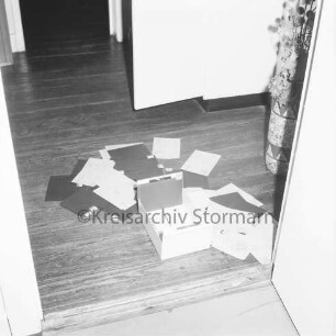 Rathaus: Ordnungsamt: Einbruch: Karteifach, Karteikarten und Trennblätter auf Boden: 11.11.1970