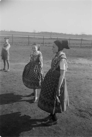 Mädchen aus Spohla in Hoyerswerdaer Tracht. : Holcy ze Spal we Wojerowskej narodnej drasće.