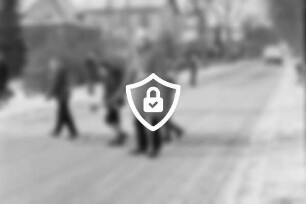Salinenstrasse: Schülerlotsen im Winter, dahinter Kinder