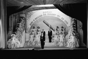 Bukarest: UfA-Truppe, Savoy Theater, Ensemble mit Soldaten