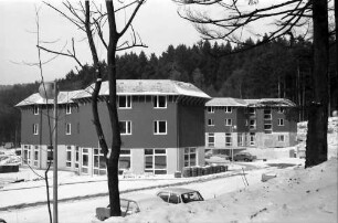 Freiburg: Neubau Jugendherberge im Schnee, nahe
