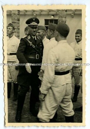 Luftwaffen-Offizier gratuliert Rekruten