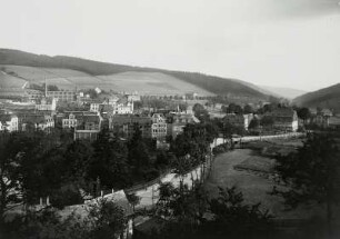 Lößnitz, Stadtansicht : Lößnitz. Unterer Ortsteil mit B 169 Aue-Stollberg. Blick nach Norden