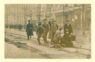 Kämpfende Spartakisten. In der Lindenstraße während der Vorwärts-Besetzung. Ein maschinengewehr wird in Stellung gebracht.