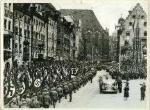 Marschkolonnen vor Hitler in Nürnberg während des Reichsparteitages 1936
