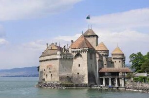 Montreux - Burg Chillon : Totalansicht der Wasserburg Château de Chillon bei Montreux. Aufgenommen am 19. Mai 2010 vom Genfer See aus