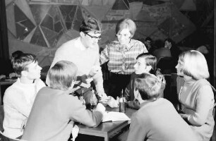 Freiburg: Haus der Jugend; diskutierende Jugendgruppe im Haus der Jugend