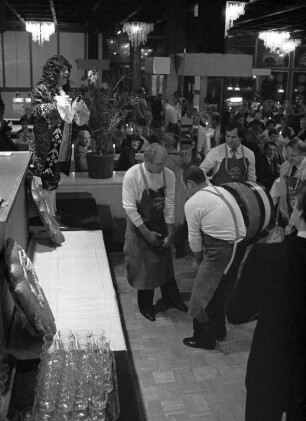 Fassanstich der Brauerei Hoepfner für die Hausmarke "Carolator" 1977
