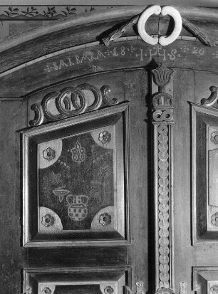 Bauernschrank. Holz, geschnitzt, bemalt (1820). Teilansicht. Hüfingen: Privatbesitz