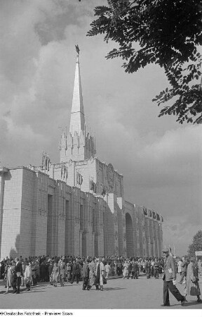 Blick auf den Eingangsbereich des sowjetischen Pavillons der Leipziger Herbstmesse 1954