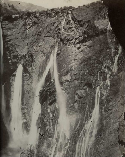 Chute d'eau de Gersopah (820 ' de haut)