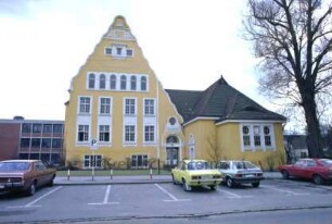 Waldstraße 14: Stormarnschule: Altbau: Hauptfassade, Steilgiebel mit Namenszug und Jugenstil-Portal: rechts alte Turnhalle: links Neubau