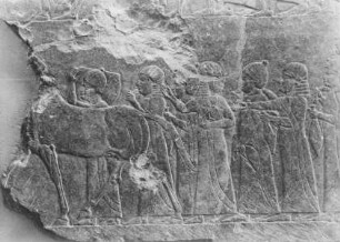 Assyrische Soldaten führen Kriegsgefangene, Relief aus dem Palast von Ninive