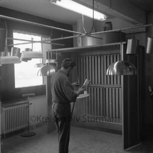 Carl Prediger K.G.: "Lampen-Prediger": Fabrik für Beleuchtungskörper: Gewerbegebiet Nord: Kornkamp: Einweihung: Fabrikationshalle: Innenansicht: Arbeiter montiert Lampe